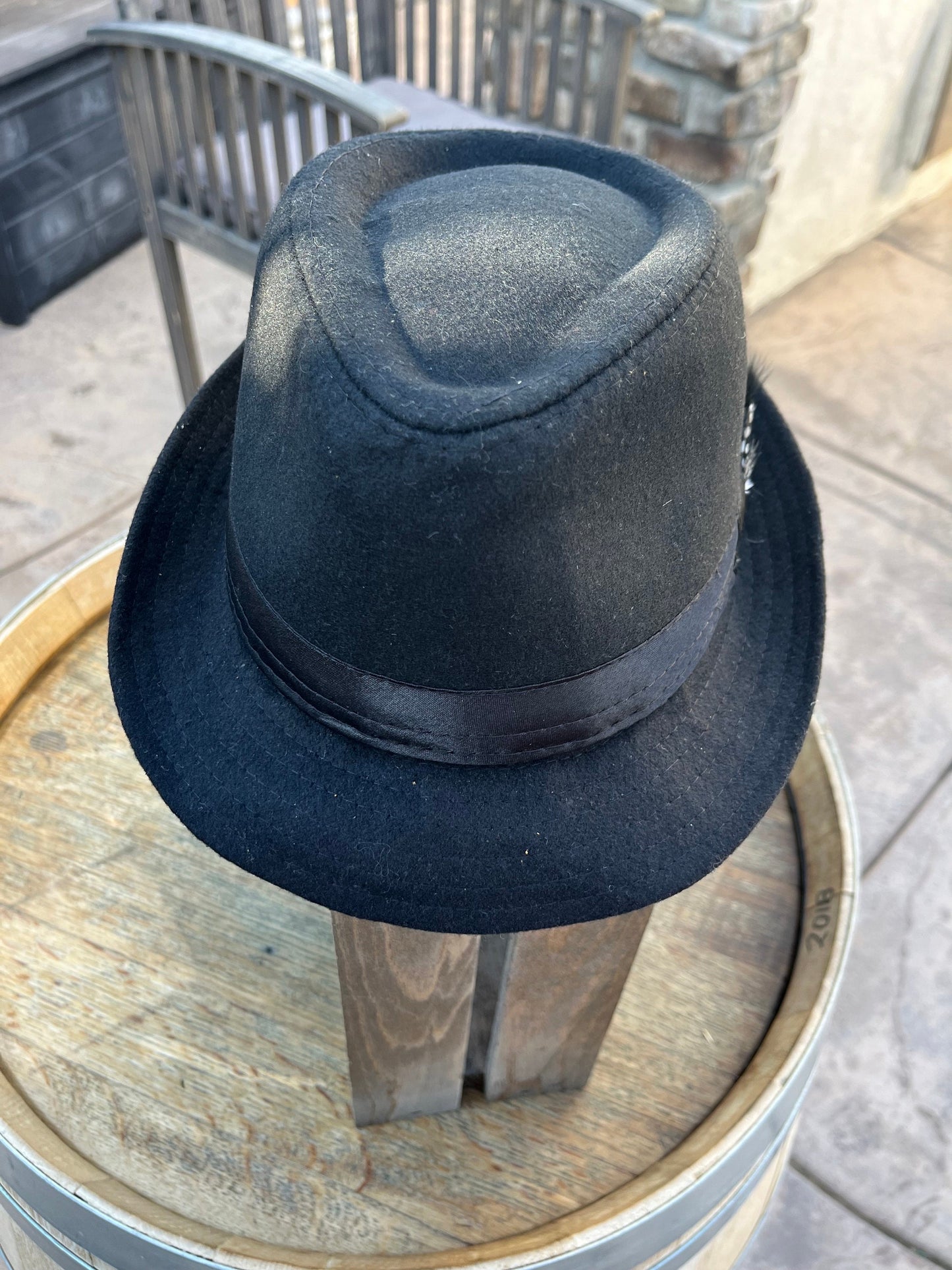 Men’s/unisex black fedora satin band with red, black, and white feather